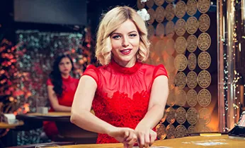 Bàn chơi Poker với các quân bài và chip, thể hiện sự căng thẳng của trò chơi